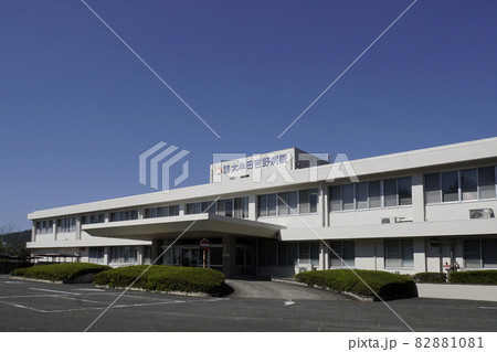 秋空と白い社会保険大牟田吉野病院の建物 秋空と白い社会保険大牟田吉野病院の建物 82881081