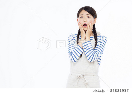 ビックリしている30代の主婦 82881957