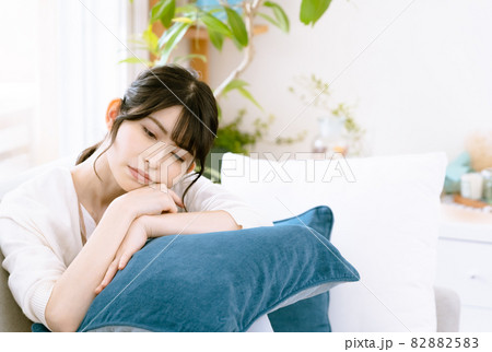 不調に悩む女性 不調に悩む女性 82882583