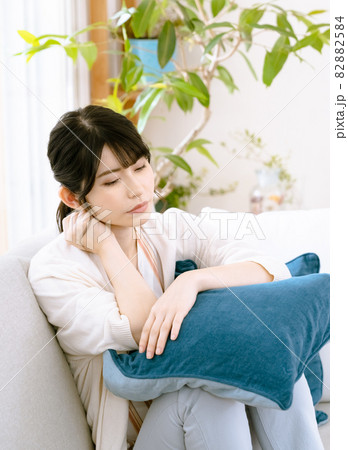 不調に悩む女性 不調に悩む女性 82882584