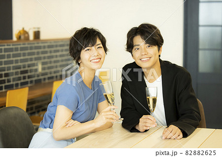 乾杯　レストラン　カップル 82882625