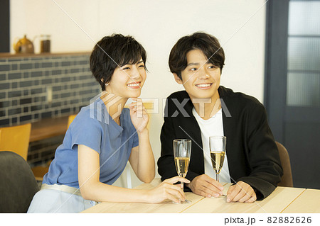 乾杯　レストラン　カップル 82882626