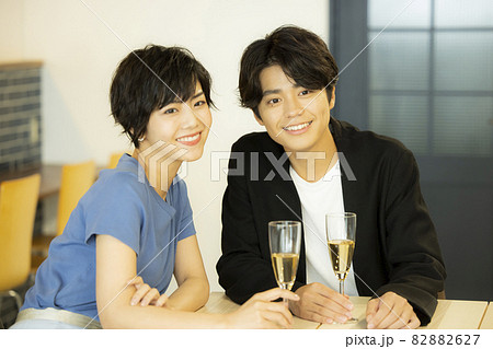 乾杯　レストラン　カップル 82882627