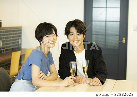 乾杯　レストラン　カップル 82882628