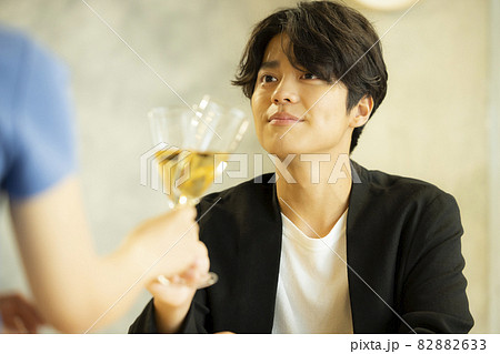 乾杯　レストラン　カップル 82882633