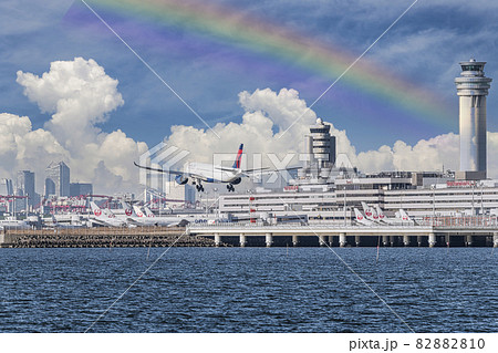 【浮島町公園からA滑走路に着陸するデルタ航空機と管制塔と虹 空合成】 【浮島町公園からA滑走路に着陸するデルタ航空機と管制塔と虹 空合成】 82882810
