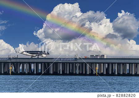 【浮島町公園からⅮ滑走路をタキシング中のスターフライヤー機 空、虹合成】 【浮島町公園からⅮ滑走路をタキシング中のスターフライヤー機 空、虹合成】 82882820