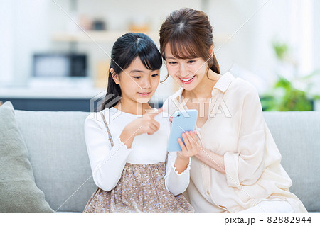 家族　親子　小学生　子供　ライフスタイル　リビング 82882944