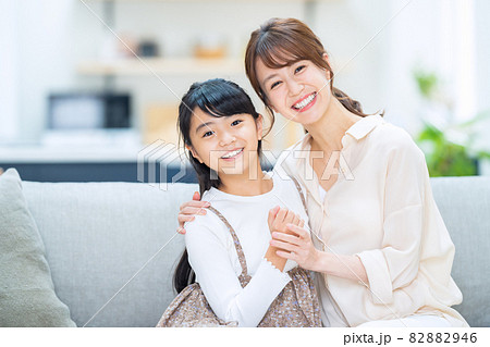 家族　親子　小学生　子供　ライフスタイル　リビング 82882946