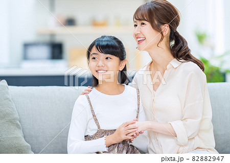 家族　親子　小学生　子供　ライフスタイル　リビング 82882947