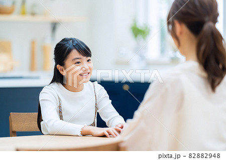 家族　親子　小学生　子供　ライフスタイル　リビング 82882948