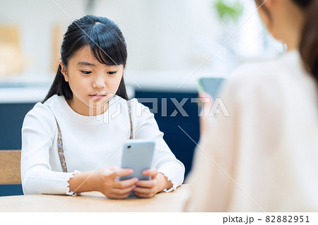 家族　親子　小学生　スマホ　子供　ライフスタイル　リビング 82882951