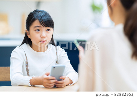家族 親子 小学生 スマホ 子供 ライフスタイル リビング 家族 親子 小学生 スマホ 子供 ライフスタイル リビング 82882952