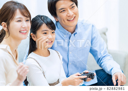 家族 親子 小学生 子供 ゲーム ライフスタイル リビング 家族 親子 小学生 子供 ゲーム ライフスタイル リビング 82882981