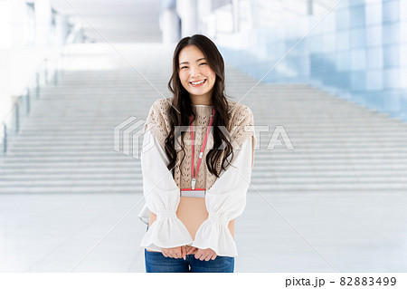 オフィスのロビーに立つ若い女性のエンジニア オフィスのロビーに立つ若い女性のエンジニア 82883499