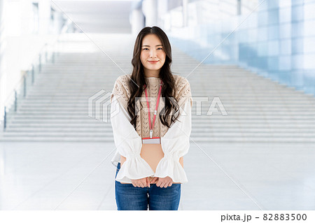 オフィスのロビーに立つ若い女性のエンジニア オフィスのロビーに立つ若い女性のエンジニア 82883500