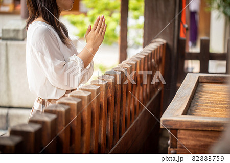 神社を参拝する女性　神社で願う女性　願う人　　 82883759