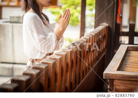 神社を参拝する女性　神社で願う女性　願う人　　 82883760
