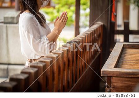 神社を参拝する女性　神社で願う女性　願う人　　 82883761