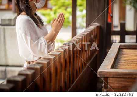 神社を参拝する女性　神社で願う女性　願う人　　 82883762