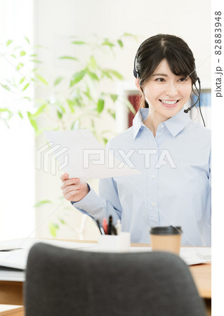 オンラインミーティングをする女性 82883948