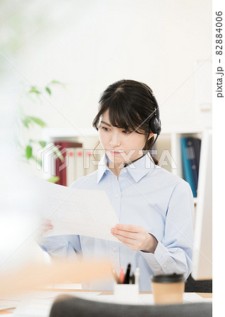 オンラインミーティングをする女性 82884006
