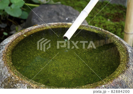 手水鉢に落ちる水滴 82884200