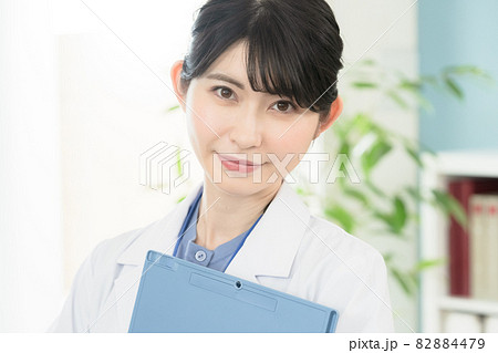 白衣の女性 82884479