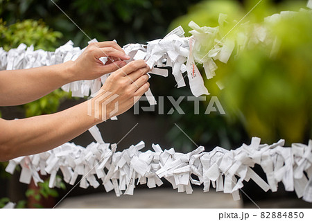 おみくじを結ぶ男性　神社と男性　おみくじを結ぶ人 82884850