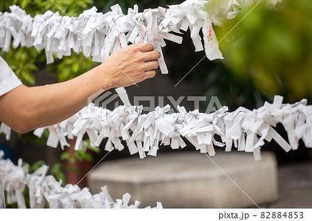 おみくじを結ぶ男性　神社と男性　おみくじを結ぶ人 82884853