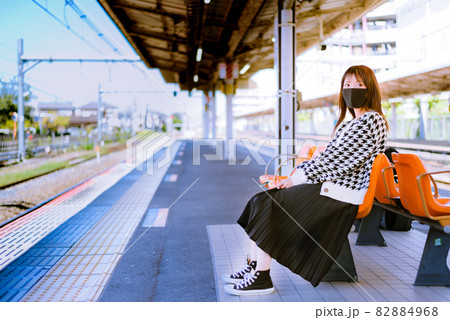 久しぶりに電車に乗ってお出かけするマスク女子 久しぶりに電車に乗ってお出かけするマスク女子 82884968