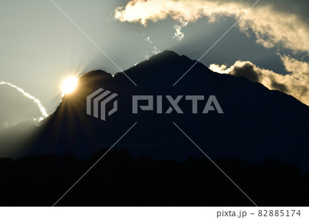 北杜市武川町、摩利支天に掛かる太陽 82885174