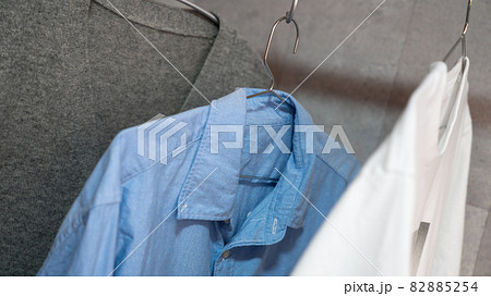 Tシャツとシャツとカーディガンがハンガーにかかっている Tシャツとシャツとカーディガンがハンガーにかかっている 82885254