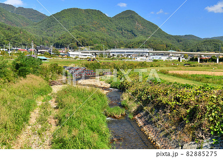 地蔵川原橋/麻績川より麻績村役場、麻績IC方面を望む(長野県麻績村)【2021.10】 地蔵川原橋/麻績川より麻績村役場、麻績IC方面を望む(長野県麻績村)【2021.10】 82885275