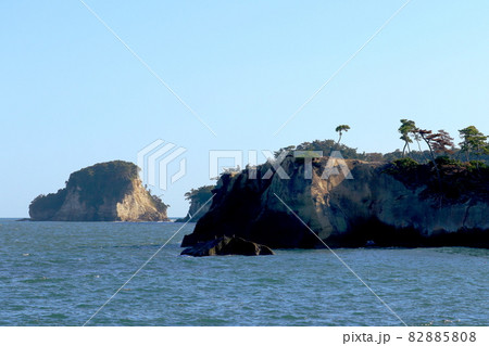 松林の白い岬。大浜海岸付近から撮影した奥松島「新浜岬」と「木ノ島」。宮城県東松島市宮戸。 松林の白い岬。大浜海岸付近から撮影した奥松島「新浜岬」と「木ノ島」。宮城県東松島市宮戸。 82885808