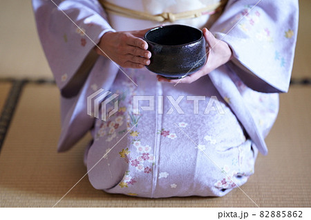 着物姿でお茶席に座る日本人女性 着物姿でお茶席に座る日本人女性 82885862