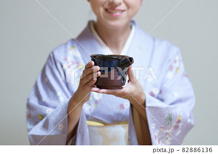 着物姿でお酒を勧める日本人女性 お酒の片口を持つ中年女性 着物姿でお酒を勧める日本人女性 お酒の片口を持つ中年女性 82886136