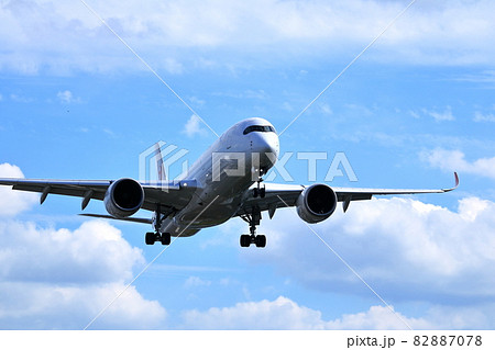 大阪国際空港　JAL　AIRBUS　A350　飛行機　着陸態勢　千里川尻 82887078