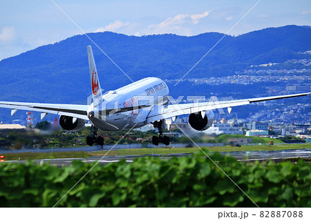 大阪国際空港 JAL AIRBUS A350 飛行機 着陸態勢 千里川尻 大阪国際空港 JAL AIRBUS A350 飛行機 着陸態勢 千里川尻 82887088