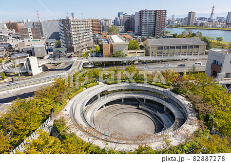 新潟市民芸術文化会館の屋上庭園から見る円形の回廊 新潟市民芸術文化会館の屋上庭園から見る円形の回廊 82887278