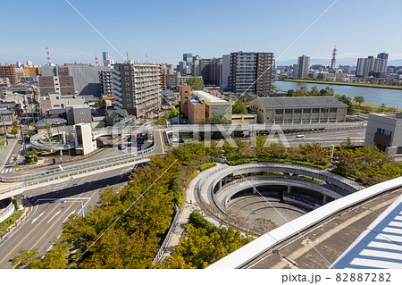 新潟市民芸術文化会館の屋上庭園から見る円形の回廊 82887282