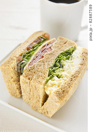 美味しい朝食のパストラミビーフサンドと野菜サンドとホットコーヒー 美味しい朝食のパストラミビーフサンドと野菜サンドとホットコーヒー 82887589