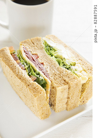 美味しい朝食のパストラミビーフサンドとチーズポテトサンドとホットコーヒー 美味しい朝食のパストラミビーフサンドとチーズポテトサンドとホットコーヒー 82887591