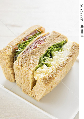美味しい朝食のパストラミビーフサンドとチーズポテトサンド 82887595
