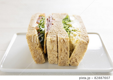 美味しい朝食のパストラミビーフサンドとチーズポテトサンド 82887607