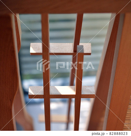 古い衝立。組子。日本。木材。木工。ぬくもり。光。目隠し。空間。和素材。和風 古い衝立。組子。日本。木材。木工。ぬくもり。光。目隠し。空間。和素材。和風 82888023