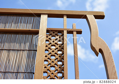 古い衝立。組子。日本。木材。木工。ぬくもり。光。目隠し。空間。和素材。和風 古い衝立。組子。日本。木材。木工。ぬくもり。光。目隠し。空間。和素材。和風 82888024