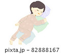 シムスの体位で横になって眠る妊娠中の女性 82888167