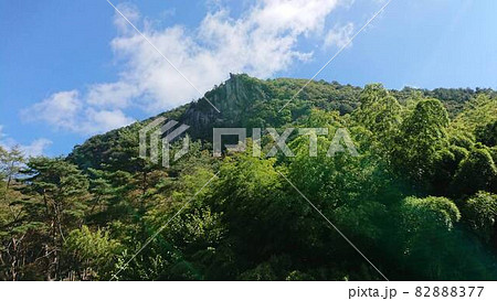 断崖絶壁と青空　田舎の景色 82888377