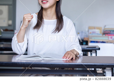 デスクで本を開いてサインを送る女性 サインを送る人 デスクで本を開いてサインを送る女性 サインを送る人 82888639